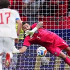 Hernán Galíndez, portero de Ecuador, en el momento que ataja el penal a Marruecos.