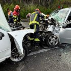Dos autos se chocaron de frente en la avenida Panamericana Norte, a la altura del sector de Calderón, norte de Quito.