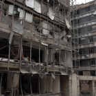La fachada del destruido hospital Gandhi en Teherán, Irán, este lunes 2 de marzo de 2026.