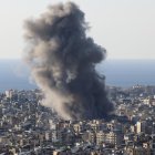 Columnas de humo se elevan después de un ataque aéreo israelí en Bourj Al Barajneh, en los suburbios del sur de Beirut, Líbano, el 2 de marzo de 2026.