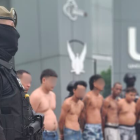 Agentes de la Unidad de Vigilancia Comunitaria custodian a los detenidos durante el operativo Apolo 8 en Guayas.