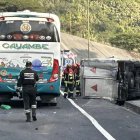 Un camión mediano quedó volcado y encunetado sobre la vía.