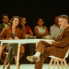 En escena, Andrade encarna a Mariana en los años setenta y a Hanna en el presente; Manrique da vida a Daniel y a Andrés.