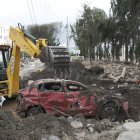 Integrantes del Cuerpo General de Bomberos Voluntarios del Perú inspeccionan una zona afectada por lluvias e inundaciones este lunes, en Arequipa (Perú).
