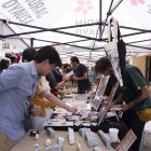 En la feria se ofrece una gran variedad de productos. Muchos son elaborados por los mismos emprendedores que los venden.