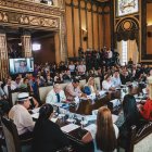 Concejales sesionan en el Salón de la Ciudad, en el Palacio Municipal.