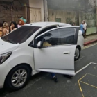 Agentes policiales acudieron al sitio donde se reportó el asesinato del jefe de operaciones del hospital Teodoro Maldonado Carbo, en Guayaquil.