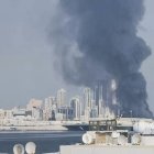 Vista de una columna de humo en Baréin. La Guardia Revolucionaria iraní confirmó este sábado que ha lanzado ataques contra bases estadounidenses situadas en Baréin, Catar y Emiratos Árabes como represalia por los bombardeos de Estados Unidos e Israel.