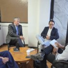 Las autoridades reunidas con el gobernador de Carchi para ver alternativa de comercio frente a las sobretasas de 50 % que Ecuador puso a Colombia.