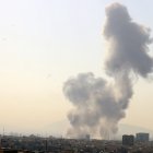 Una columna de humo se eleva en el centro de Teherán tras el ataque de Israel, 28 de febrero de 2026.