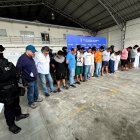 Los 16 detenidos en la Operación Costa fueron presentados en la base Aeropolicial tras los allanamientos ejecutados en tres provincias del país, como parte de una investigación contra una red vinculada con la mafia albanesa.