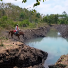 Las albarradas permiten almacenar agua en época lluviosa y reducir la vulnerabilidad agrícola en cantones con déficit hídrico.