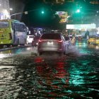 En avenida Malecón y Loja, en el centro de Guayaquil, se evidenció acumulación de agua la noche de este miércoles 4 de marzo.