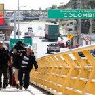 La frontera entre Ecuador y Colombia; en la foto personas caminan en el puente internacional Rumichaca.
