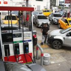 Fotografía donde se observan vehículos en una estación de servicio este martes, 3 de marzo de 2026, en Lima (Perú).