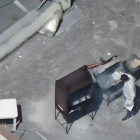 Funcionarios de la embajada cubana queman documentos tras la expulsión del embajador en Quito.