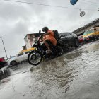 En sectores del centro de Guayaquil la circulación fue complicada debido a la acumulación de agua lluvia.