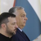 El presidente ucraniano Volodímir Zelenski (i) y el primer ministro húngaro Viktor Orbán (d), durante una reunión en Kiev.