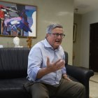 Roberto Gilbert Febres-Cordero es doctor en Medicina y Cirugía con especialidad en Cirugía Cardiovascular. Fue concejal de Guayaquil y asambleísta alterno. Es propietario de la Clínica Guayaquil.