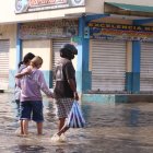 Las personas pasan las calles inundadas con miedo a no caerse en un hueco y los negocios permanecen cerradas