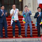 El presidente de Perú (de blanco) baila en el evento de presentación del Carnaval Puneño 2026.
