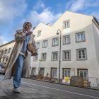 Una mujer camina junto a la casa natal del ex dictador alemán Adolf Hitler, convertida en estación de policía, en Braunau am Inn, Austria, el 17 de febrero de 2026.