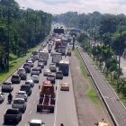 Los carriles de vía a la costa, en el sentido de ingreso a Guayaquil, se saturaron de vehículos motorizados ante el desperfecto mecánico de un tráiler.
