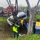 El vehículo se impactó contra un árbol. Los siniestros viales ocurren casi a diario en vía a la costa.