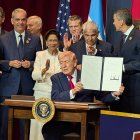 El presidente de Estados Unidos, Donald Trump (c), muestra un documento junto a mandatarios latinoamericanos en la cumbre bautizada como ‘Escudo de las Américas’ este sábado en Miami.