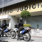 Agentes de la policía vigilaban los exteriores del Complejo Judicial Norte de Quito, en donde se desarrolla la audiencia de juicio del caso Triple A.