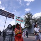Con disfraces y carteles llegaron las manifestantes a la marcha del 8M en Quito.