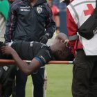 Jean Arroyo fue retirado de la cancha en camilla.