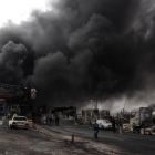 Humo aún visible en la refinería de Shahran tras el ataque aéreo en Teherán, el 8 de marzo de 2026.