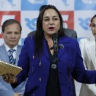 Gabriela Rivadeneira, presidenta de Revolución Ciudadana, durante una rueda de prensa en Quito tras la suspensión del movimiento por parte del Tribunal Contencioso Electoral.