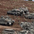 Tanques israelíes desplegados en un puesto militar a lo largo de la frontera con el Líbano, el 9 de marzo de 2026.
