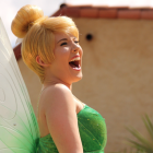 Staff de Disney en cosplay del personaje Tinkerbell.