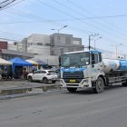 Tanqueros suministran al hospital tras rotura de acueducto.