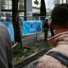 Militantes de la Revolución Ciudadana (RC) protestaron en los exteriores del TCE por la suspensión que le impuso el juez electoral, Joaquín Viteri.