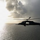 Un HH-60W Jolly Green II de la Fuerza Aérea de EE. UU. vuela sobre el Mar Caribe cerca de Puerto Rico.