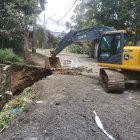 Desbordamiento. Personal municipal continúan removiendo los desechos en la quebrada El Payaso en Tumbaco.