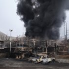 Teherán amaneció este domingo envuelta en una nube tóxica mezcla de lluvia y humo de los ataques contra cuatro instalaciones petroleras en la capital y zonas cercanas.