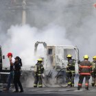 Integrantes del Cuerpo de Bomberos de Guadalajara intentan apagar un vehículo incendiado este domingo 22 de febrero, tras el accionar de grupos narcodelictivos.