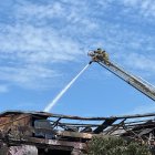 El incendio dejó al inmueble como una estructura inestable en pleno casco comercial de Guayaquil, generando riesgos para edificaciones colindantes.