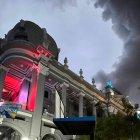 El Municipio de Guayaquil, durante el atardecer del 11 de febrero. Se incendiaba el edificio Multicomercio y los ediles sesionaban a favor del alcalde Aquiles Álvarez.