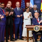 El presidente Daniel Noboa y otros mandatarios de la región junto a Donald Trump, luego de la firma del Compromiso con la lucha contra actividades delictivas de los carteles, en Miami.