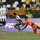 El defensor de Barcelona Gustavo Vallecilla (d) intenta retener a Vitinho, jugador de Botafogo en la Copa Libertadores.
