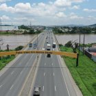 Abusos. Ciudadanos denuncian que ya en los alrededores del puente se han levantado viviendas improvisadas que hasta tienen cercada la parte baja de la estructura.