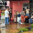 Algunos afectados lograron sacar parte de sus pertenencias del edificio.