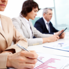 Referencial. Reuniones de análisis laboral ilustran cómo las jornadas de 10 y 12 horas impactan en el salario y los tiempos de descanso