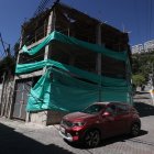 La construcción también afecta la movilidad, pues se ubica en una calle angosta y de doble sentido que, además, carece de señalización.